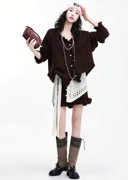 Zweiteiliger Anzug aus dickem, schokoladenbraunem Strick mit Rüschen und Blumenverzierungen für den Winter