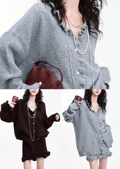 Zweiteiliger Anzug aus dickem, schokoladenbraunem Strick mit Rüschen und Blumenverzierungen für den Winter