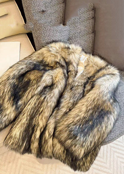 Abrigos de piel y cuero con cuello de mapache beige y negro para invierno.