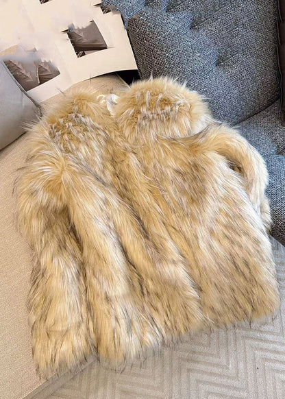 Abrigos de piel y cuero con cuello de mapache beige y negro para invierno.