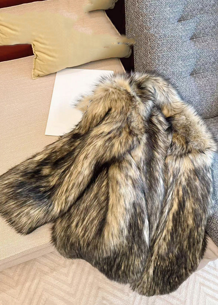 Abrigos de piel y cuero con cuello de mapache beige y negro para invierno.