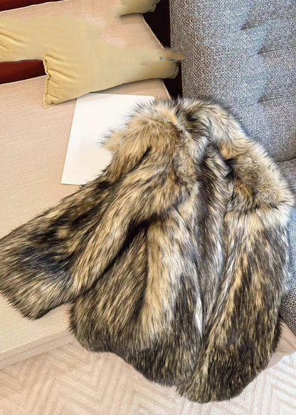 Abrigos de piel y cuero con cuello de mapache beige y negro para invierno.