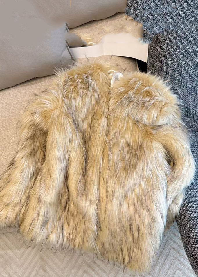 Abrigos de piel y cuero con cuello de mapache beige y negro para invierno.