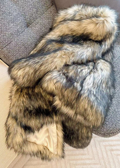 Abrigos de piel y cuero con cuello de mapache beige y negro para invierno.