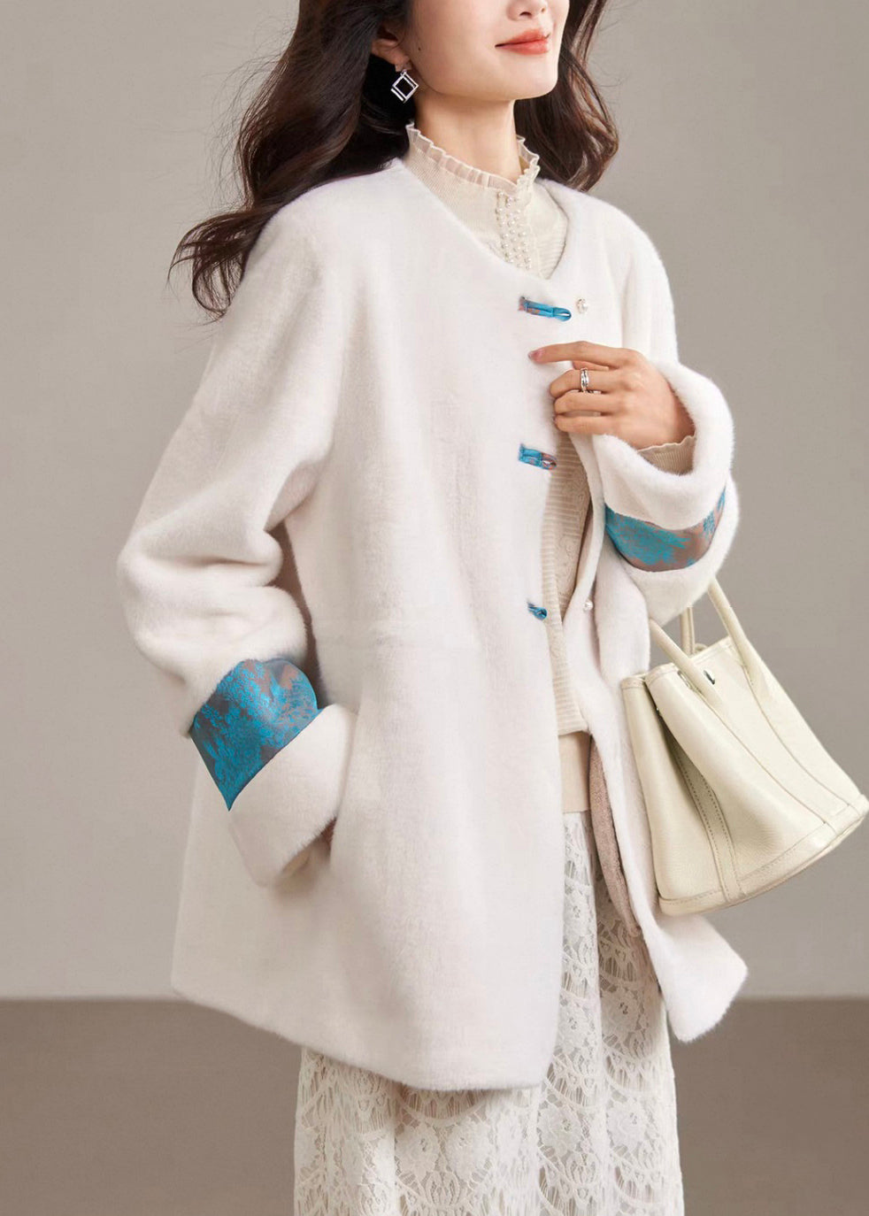 Eleganter beigefarbener Patchwork-Mantel aus Leder und Pelz mit Rundhalsausschnitt für den Winter