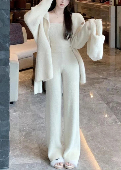 Elegantes beiges Strick-Dreiteiler-Set mit Bindegürtel, Tanktop und Hose für den Winter