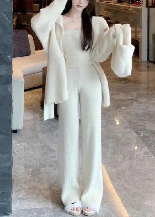 Elegantes beiges Strick-Dreiteiler-Set mit Bindegürtel, Tanktop und Hose für den Winter