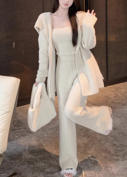 Elegantes beiges Strick-Dreiteiler-Set mit Bindegürtel, Tanktop und Hose für den Winter