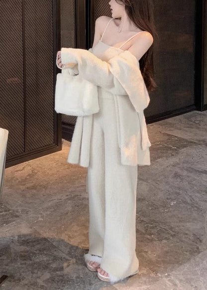 Elegantes beiges Strick-Dreiteiler-Set mit Bindegürtel, Tanktop und Hose für den Winter