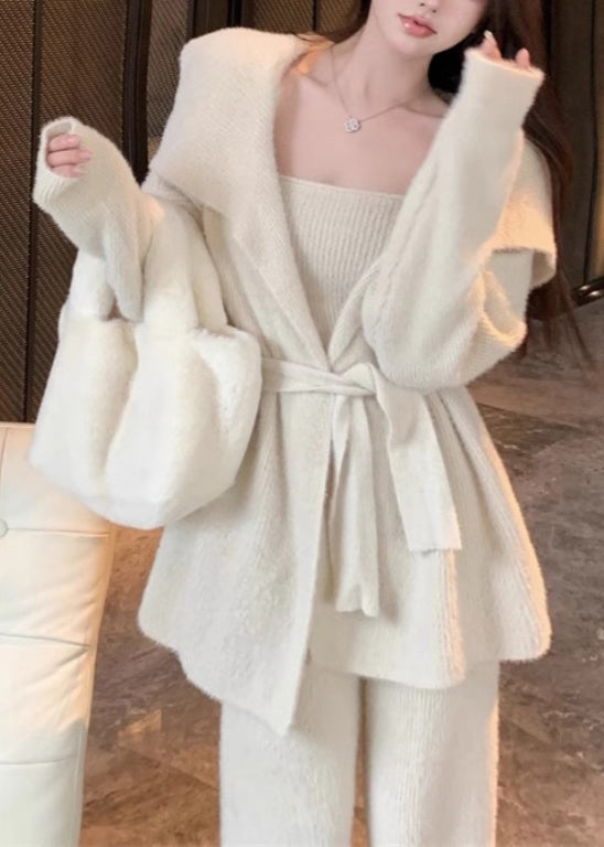 Elegantes beiges Strick-Dreiteiler-Set mit Bindegürtel, Tanktop und Hose für den Winter