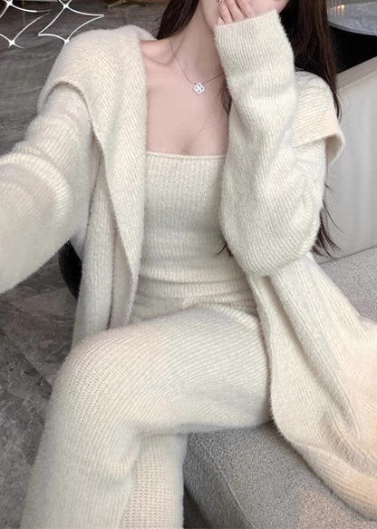 Elegantes beiges Strick-Dreiteiler-Set mit Bindegürtel, Tanktop und Hose für den Winter