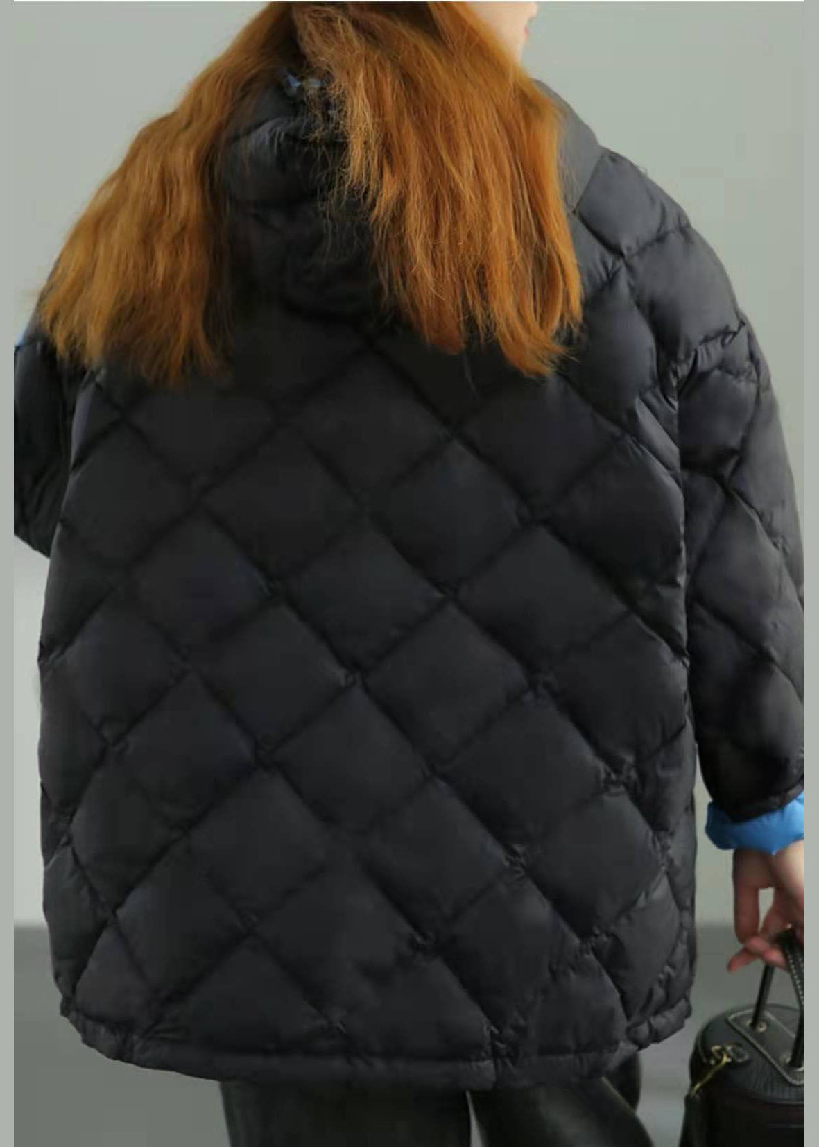 Edle schwarze Wintermäntel mit Kapuze und Knopfleiste aus Entendaunen