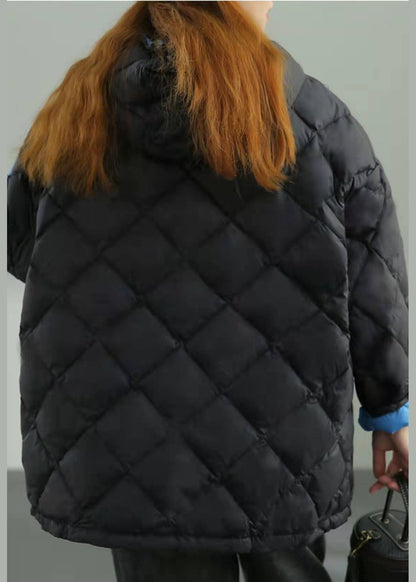 Edle schwarze Wintermäntel mit Kapuze und Knopfleiste aus Entendaunen