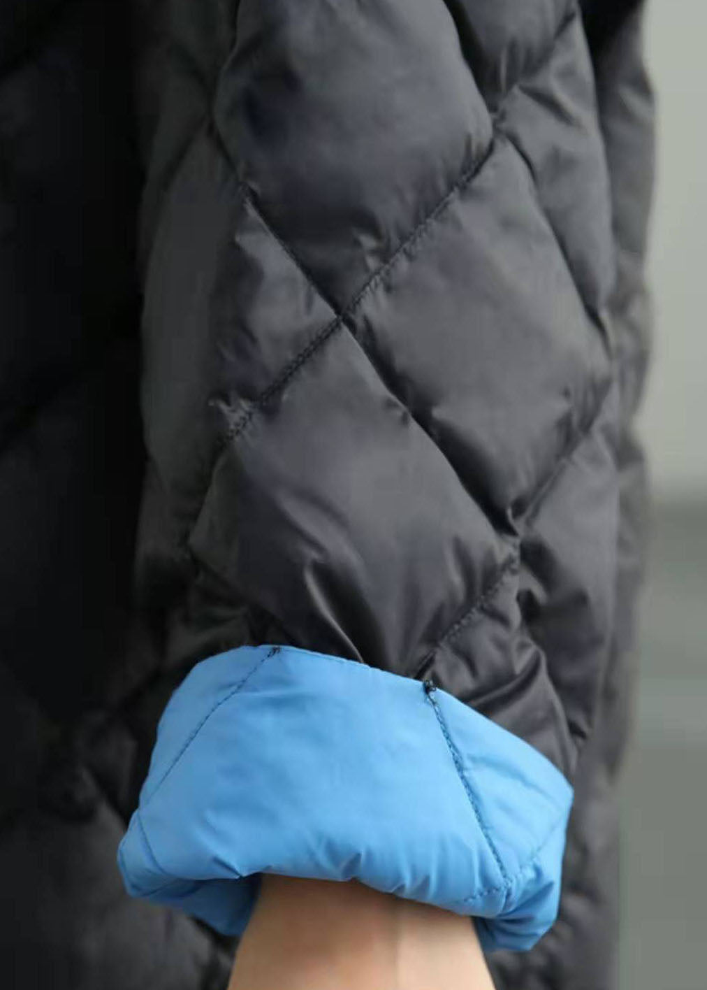 Edle schwarze Wintermäntel mit Kapuze und Knopfleiste aus Entendaunen