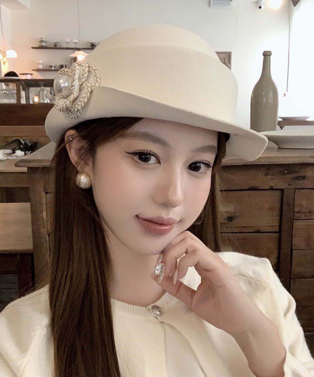 Eleganter Woll-Cloche-Hut mit schwarzem Perlenmuster und Blumenmuster.