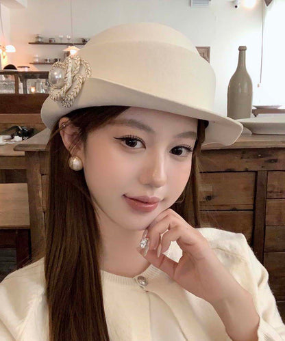 Eleganter Woll-Cloche-Hut mit schwarzem Perlenmuster und Blumenmuster.