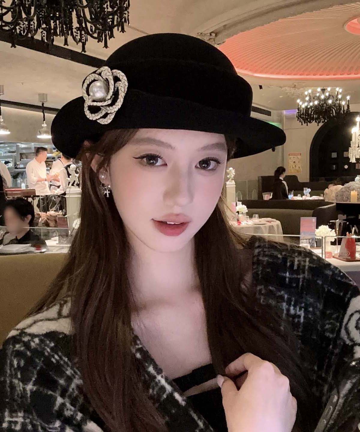 Eleganter Woll-Cloche-Hut mit schwarzem Perlenmuster und Blumenmuster.