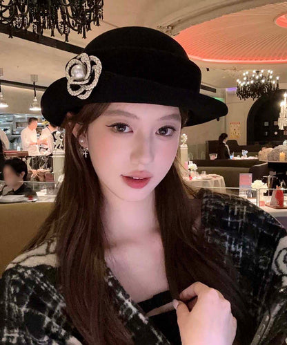 Eleganter Woll-Cloche-Hut mit schwarzem Perlenmuster und Blumenmuster.