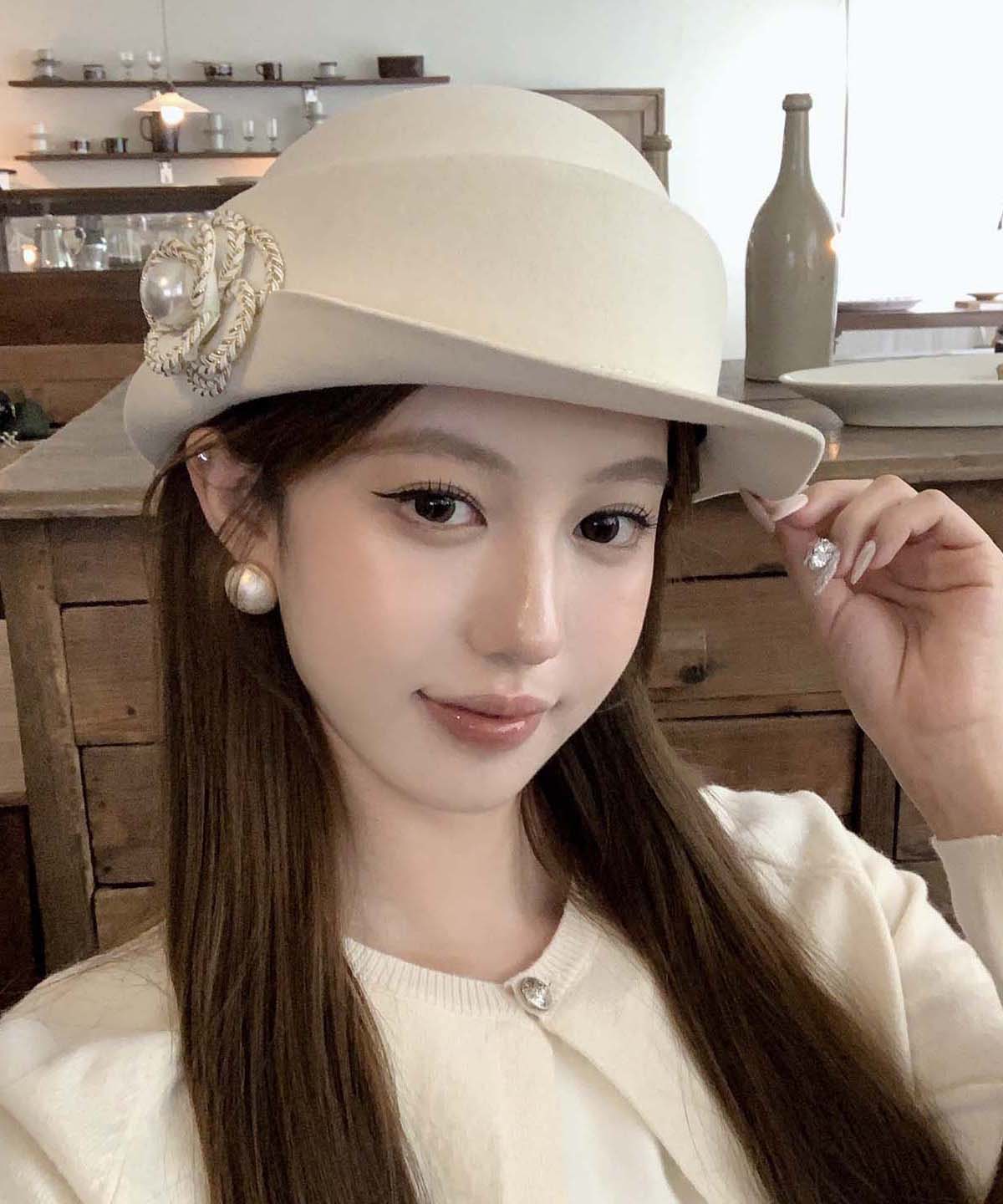 Eleganter Woll-Cloche-Hut mit schwarzem Perlenmuster und Blumenmuster.