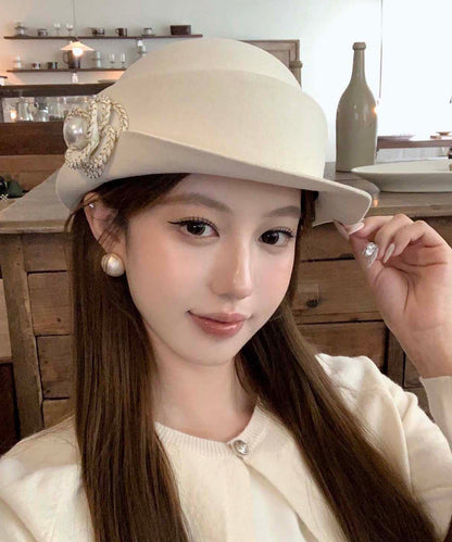 Eleganter Woll-Cloche-Hut mit schwarzem Perlenmuster und Blumenmuster.