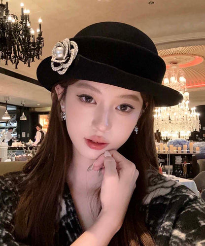 Eleganter Woll-Cloche-Hut mit schwarzem Perlenmuster und Blumenmuster.