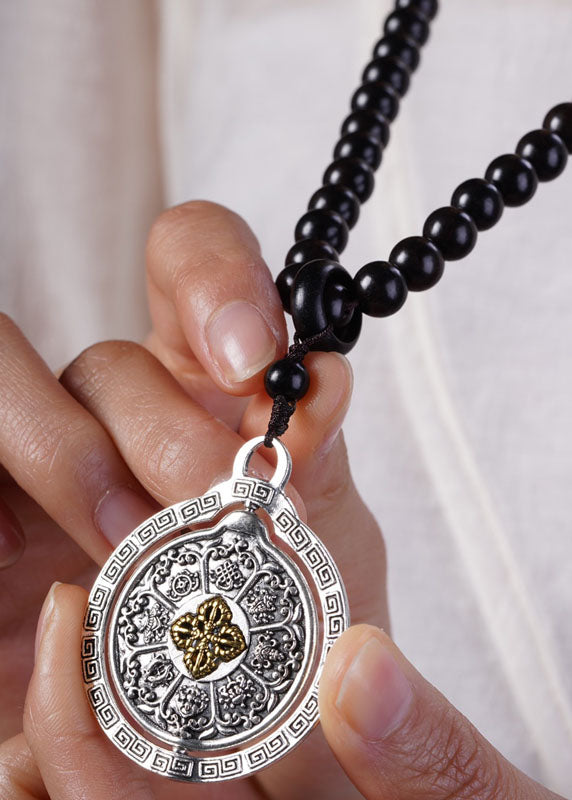 Elegante collar de cuentas con colgante de sándalo negro