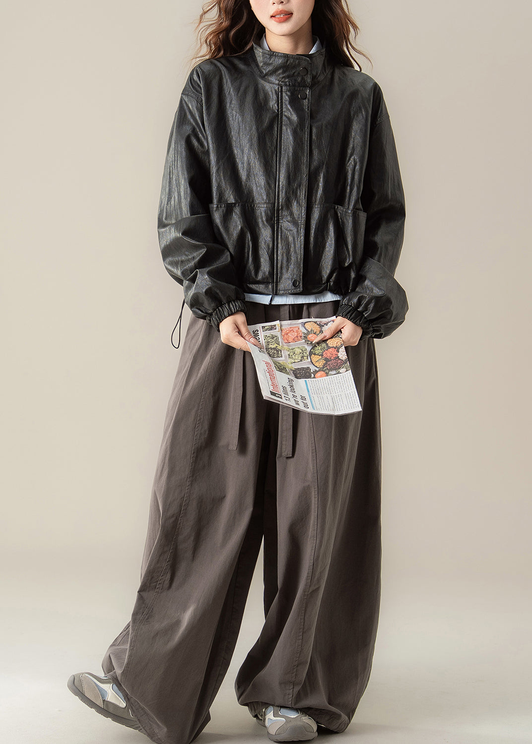 Eleganter schwarzer Stehkragenmantel aus Kunstleder mit Kordelzug für den Frühling