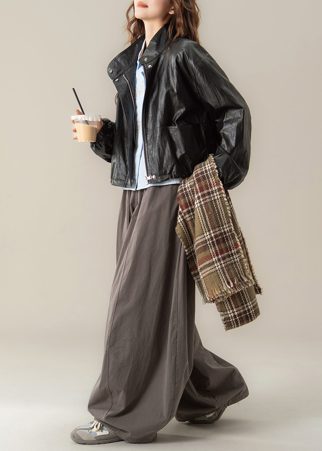 Eleganter schwarzer Stehkragenmantel aus Kunstleder mit Kordelzug für den Frühling