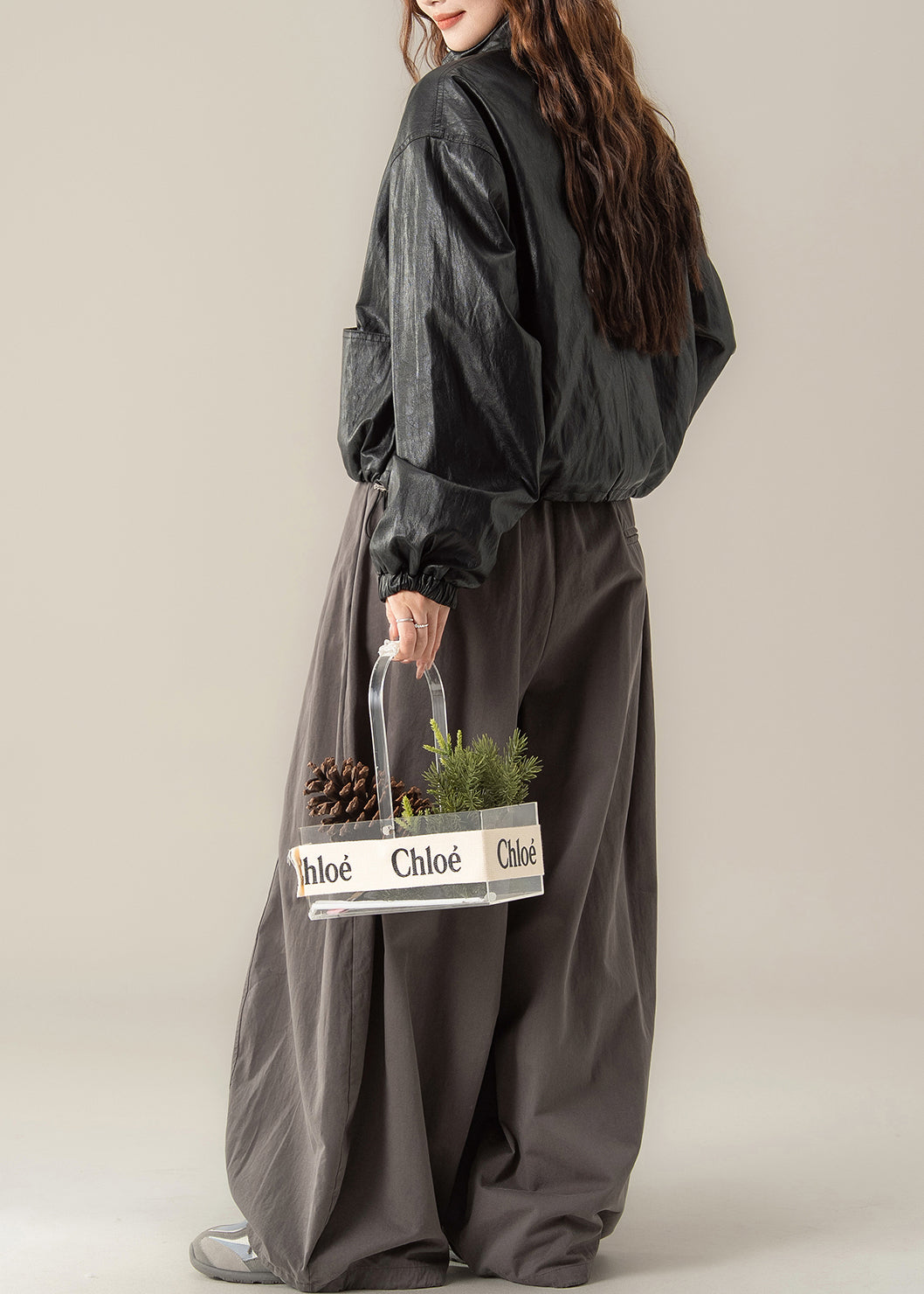 Eleganter schwarzer Stehkragenmantel aus Kunstleder mit Kordelzug für den Frühling