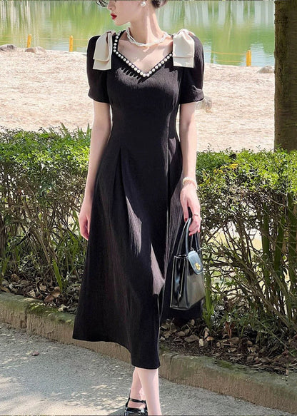 Edles schwarzes Baumwollkleid mit V-Ausschnitt und Nagelperlen für den Sommer