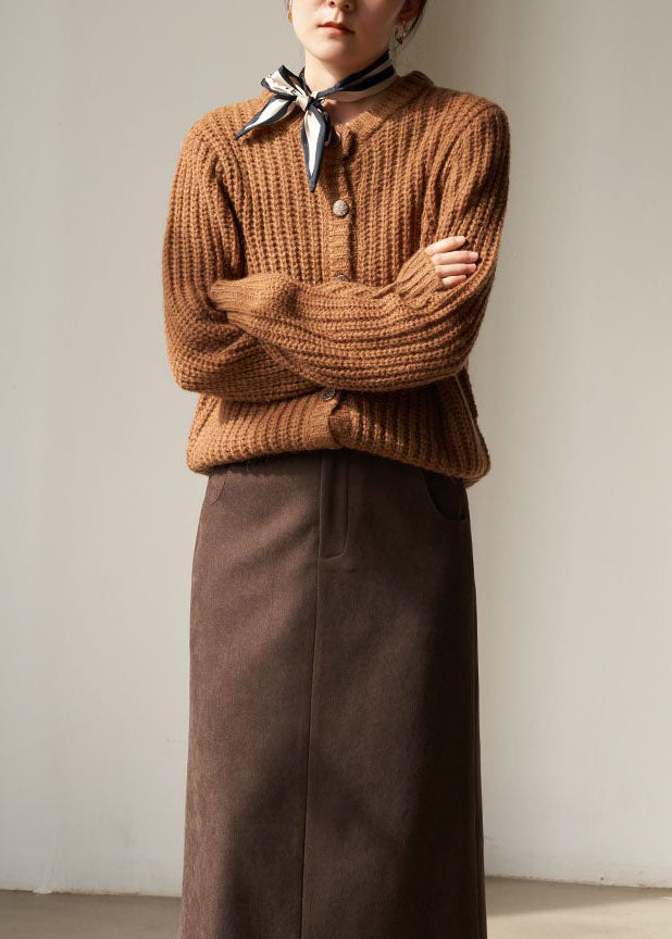 Edler brauner Wollstrickmantel mit Knöpfen für den Winter