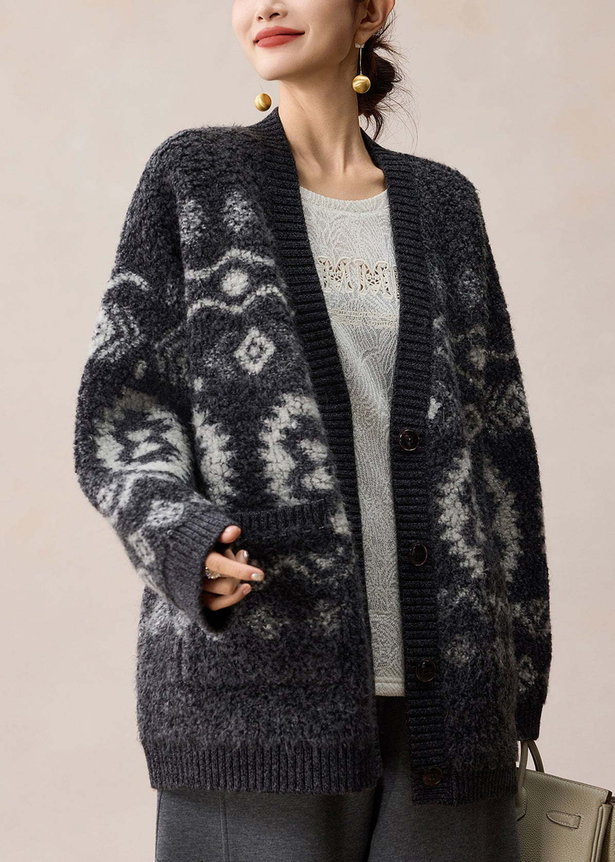 Elegante braune Wollstrickjacke mit V-Ausschnitt, Jacquard-Knopfleiste, Winter