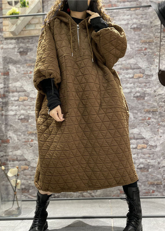 Edles Kaffeefarbenes Kleid mit Kapuze und Kordelzug und feiner Baumwollfüllung für den Winter