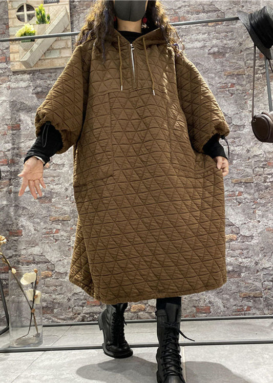 Edles Kaffeefarbenes Kleid mit Kapuze und Kordelzug und feiner Baumwollfüllung für den Winter