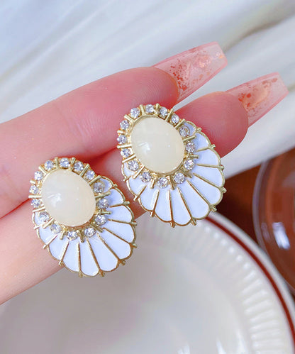 Pendientes elegantes de aleación de cobre blanco con circonitas y perlas en forma de abanico.