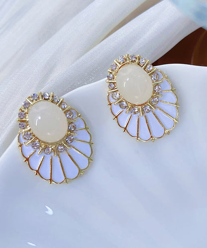 Pendientes elegantes de aleación de cobre blanco con circonitas y perlas en forma de abanico.