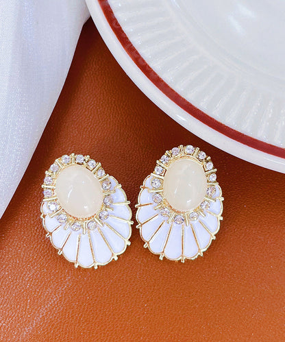Pendientes elegantes de aleación de cobre blanco con circonitas y perlas en forma de abanico.