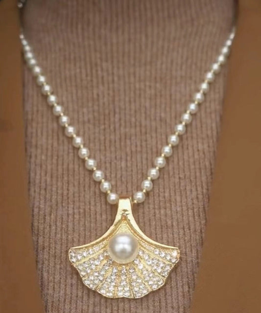 Collar con colgante de hojas de arce y perla de circonita de aleación de oro elegante