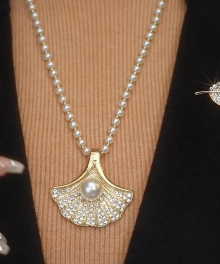 Collar con colgante de hojas de arce y perla de circonita de aleación de oro elegante