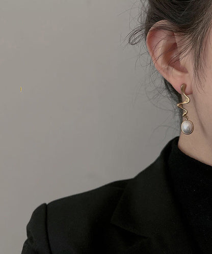 Pendientes colgantes ovalados con perlas doradas y cobre