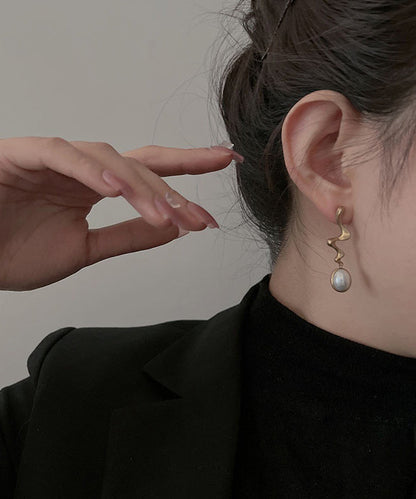 Pendientes colgantes ovalados con perlas doradas y cobre