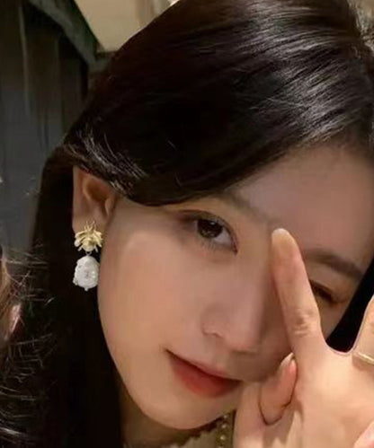 Pendientes colgantes con forma de abeja y perla de circonitas y cobre dorado