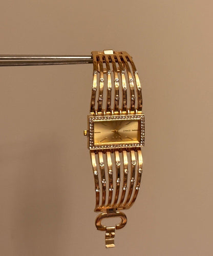 Elegante rechteckige Uhren aus goldfarbener Metalllegierung mit Aussparungen