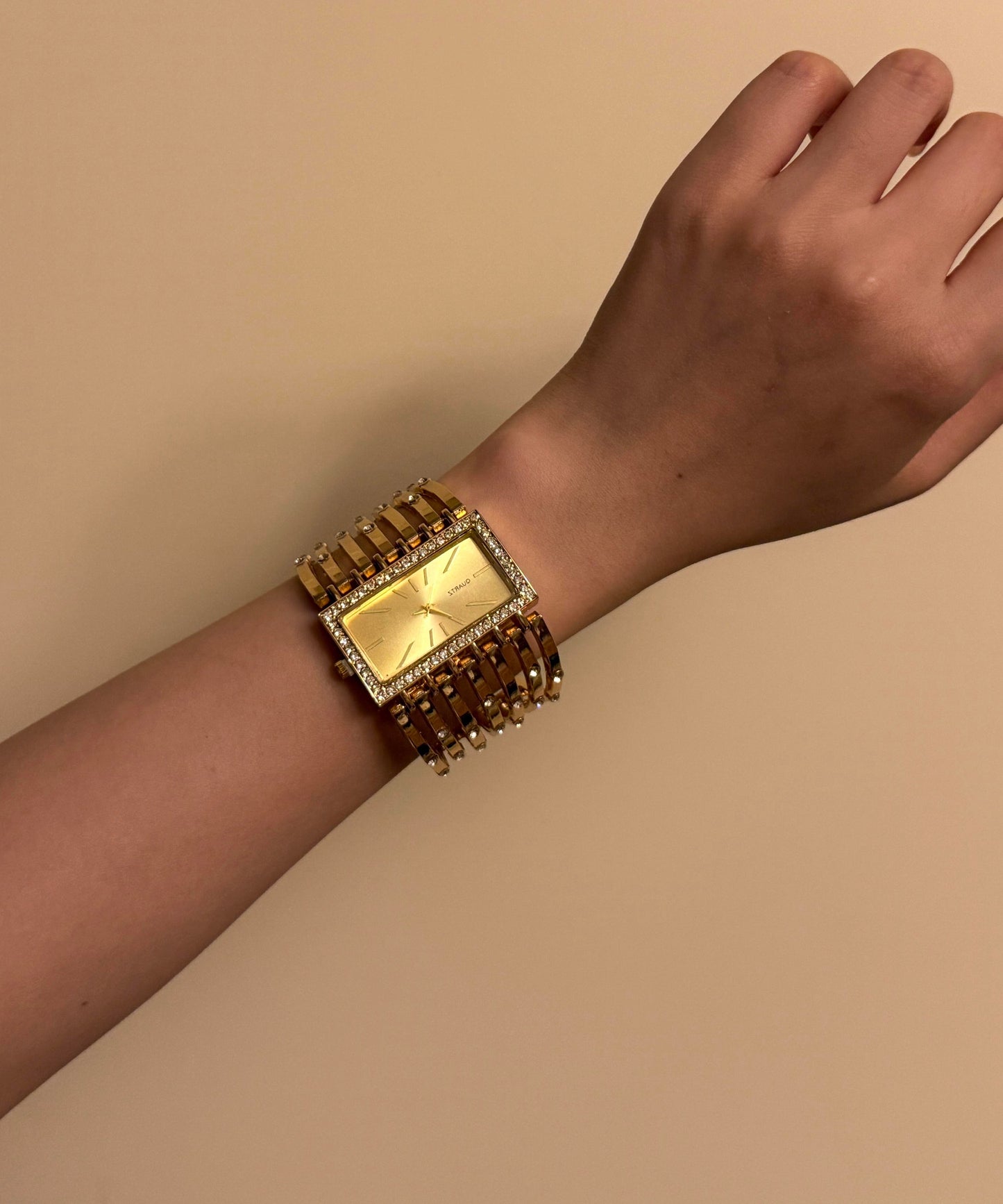 Elegante rechteckige Uhren aus goldfarbener Metalllegierung mit Aussparungen