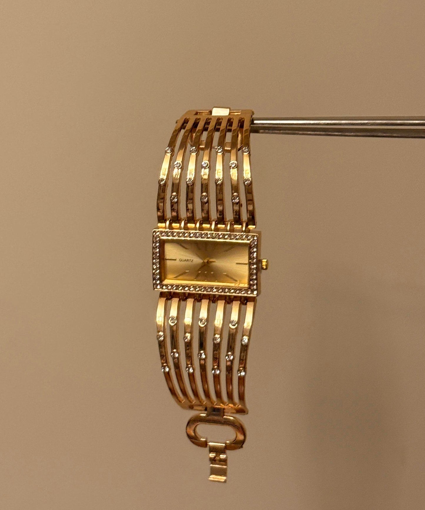 Elegante rechteckige Uhren aus goldfarbener Metalllegierung mit Aussparungen