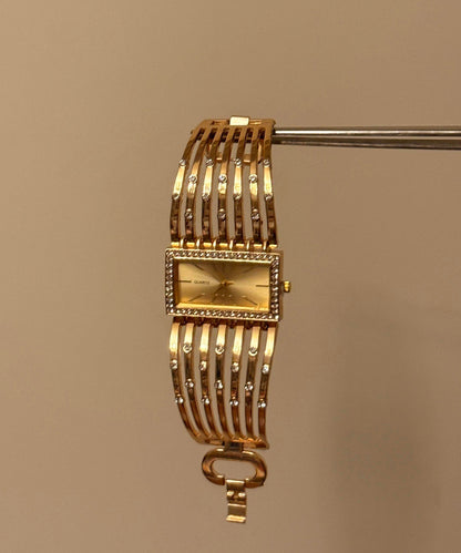 Elegante rechteckige Uhren aus goldfarbener Metalllegierung mit Aussparungen