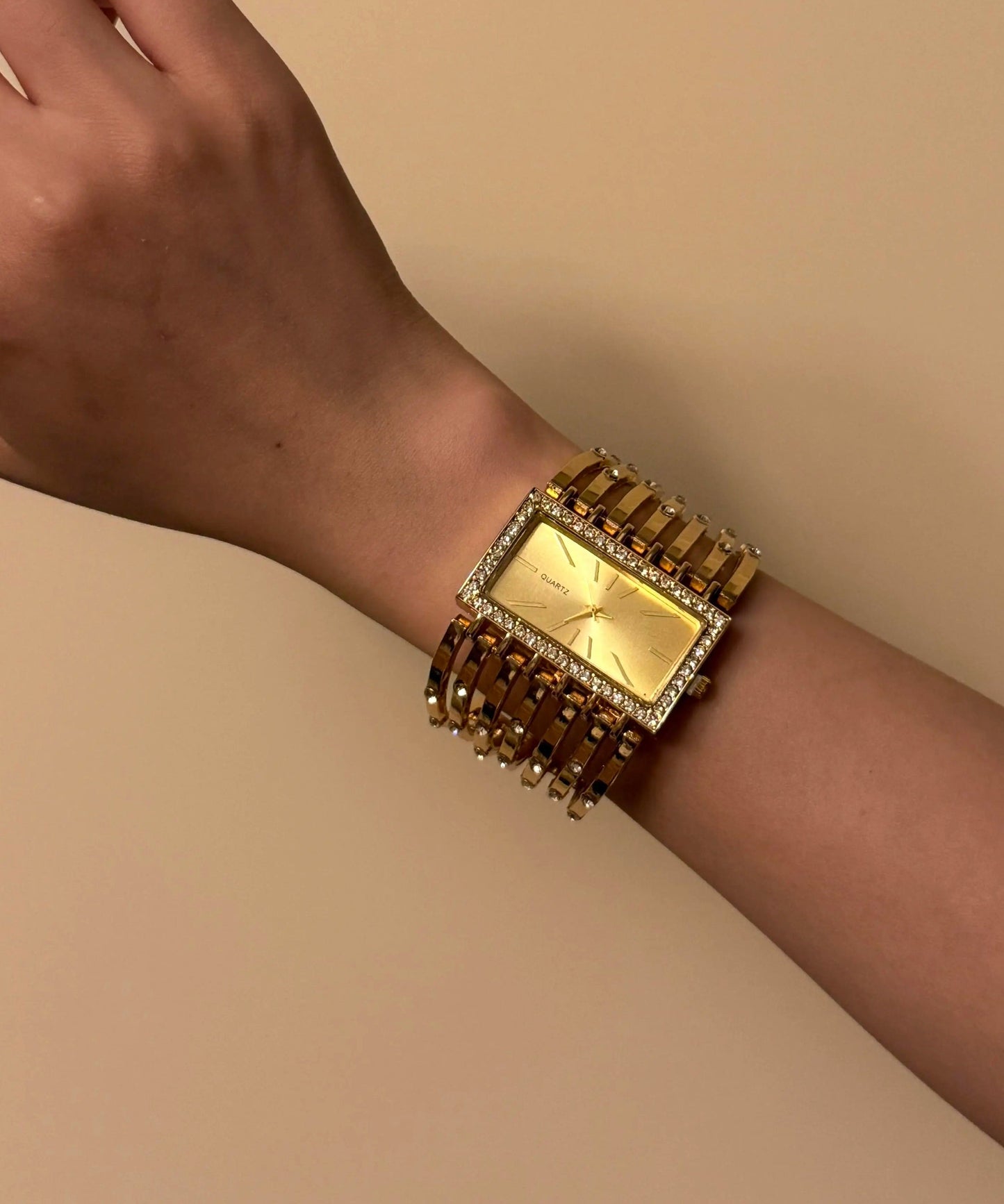 Elegante rechteckige Uhren aus goldfarbener Metalllegierung mit Aussparungen