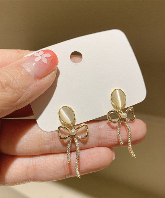 Pendientes elegantes de plata de ley dorada con perla y lazo de circonita en forma de ojo de gato