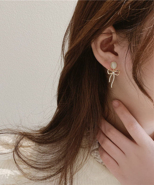 Pendientes elegantes de plata de ley dorada con perla y lazo de circonita en forma de ojo de gato