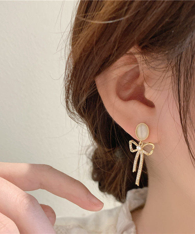 Pendientes elegantes de plata de ley dorada con perla y lazo de circonita en forma de ojo de gato